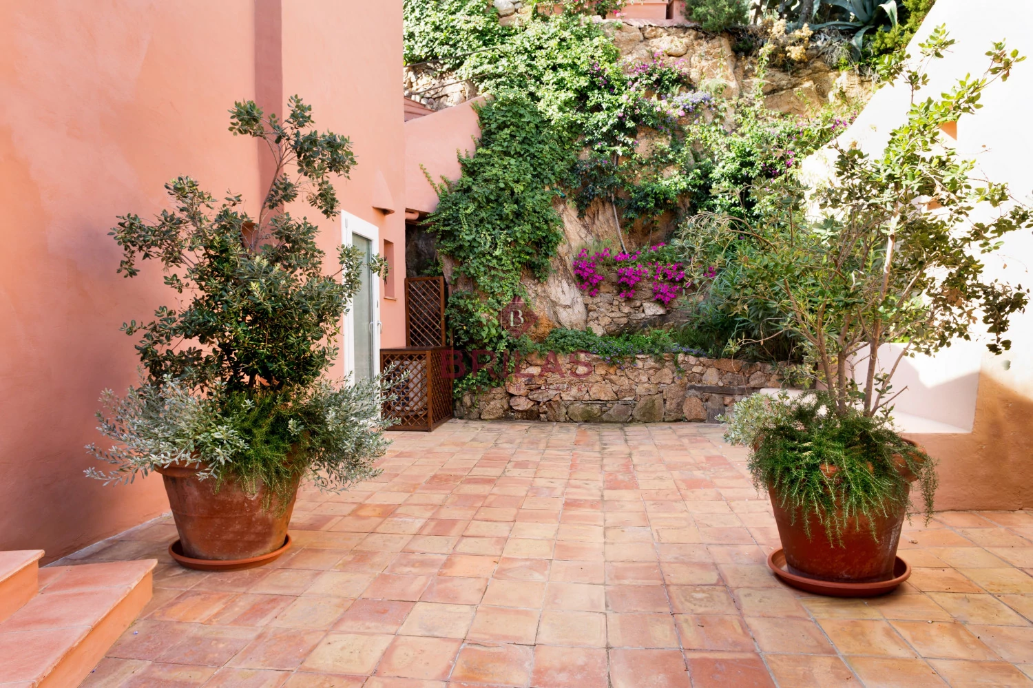 Pevero: panoramic apartment with garden