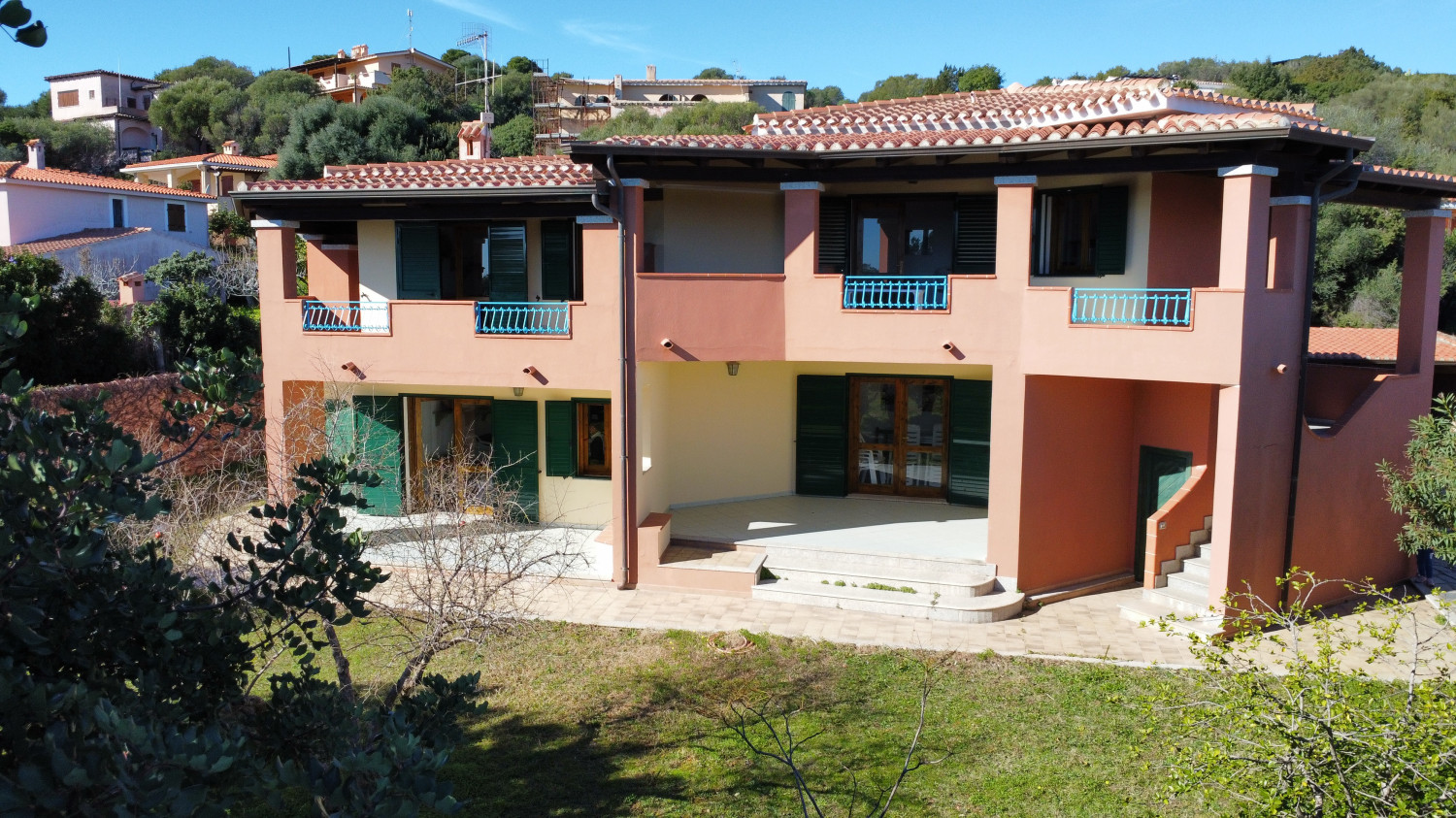 Villa with large garden a few steps from the beach