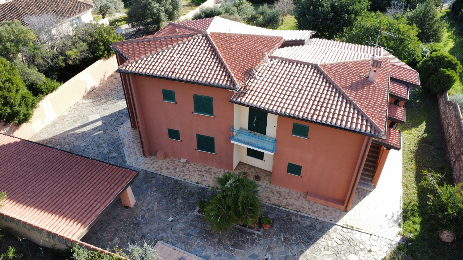 Villa with large garden a few steps from the beach