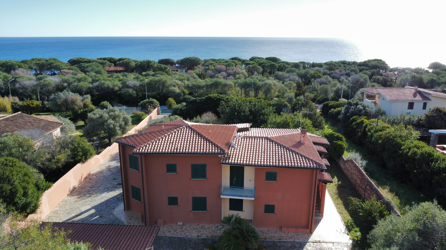 Villa with large garden a few steps from the beach