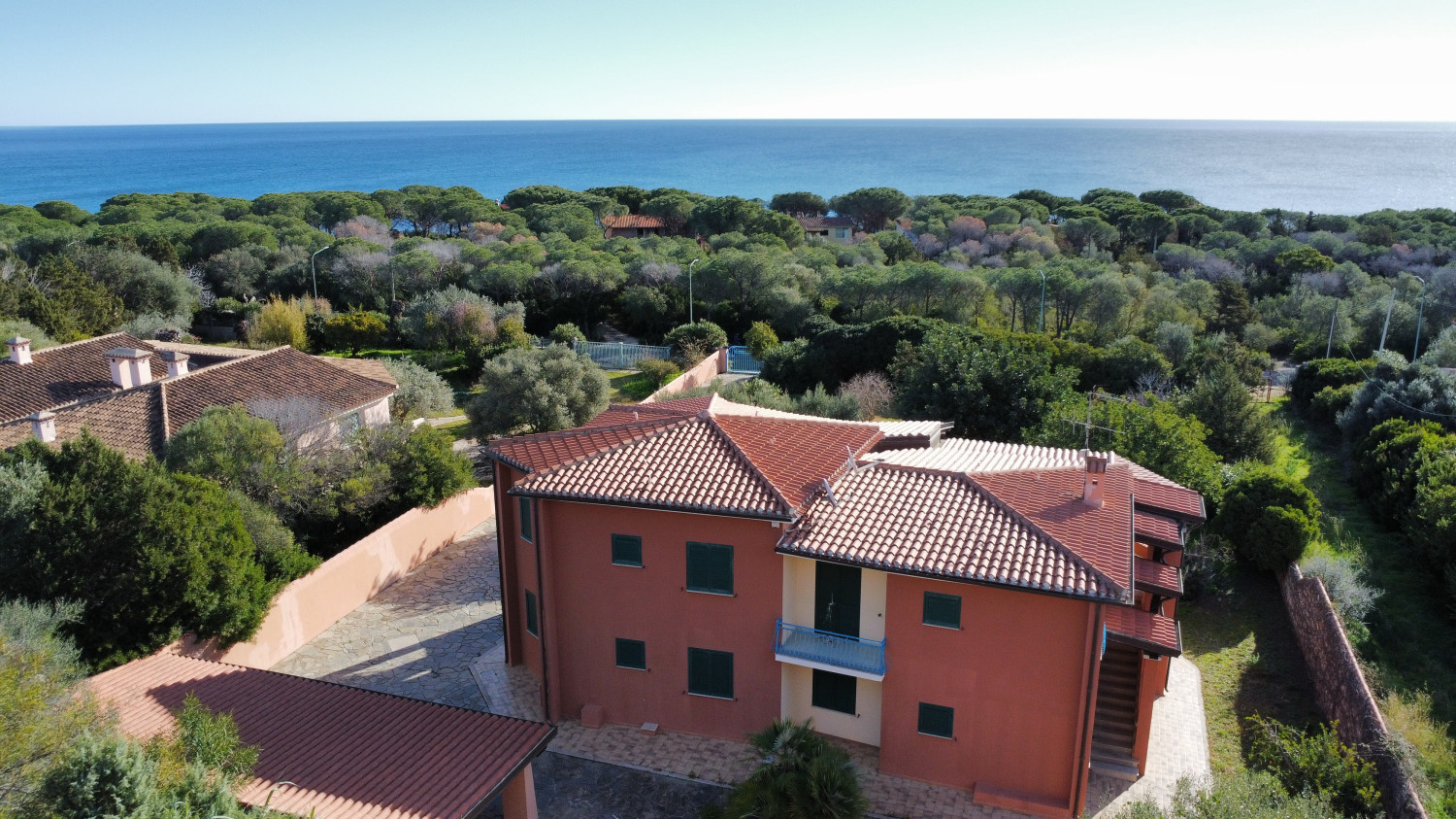 Villa with large garden a few steps from the beach