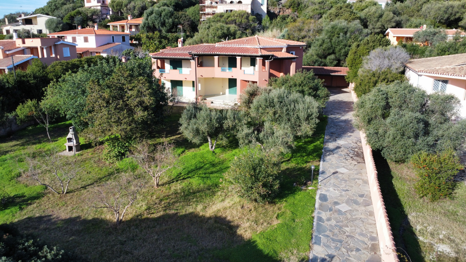 Villa with large garden a few steps from the beach