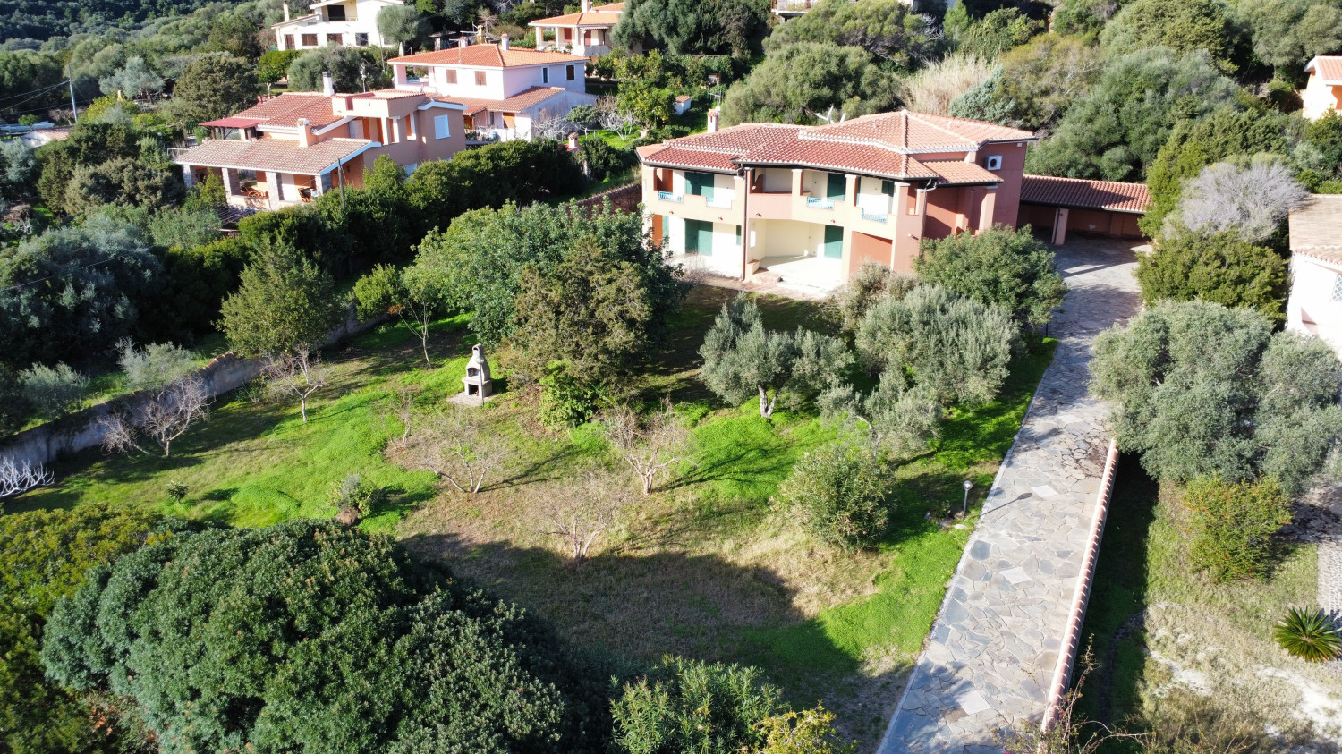 Villa with large garden a few steps from the beach