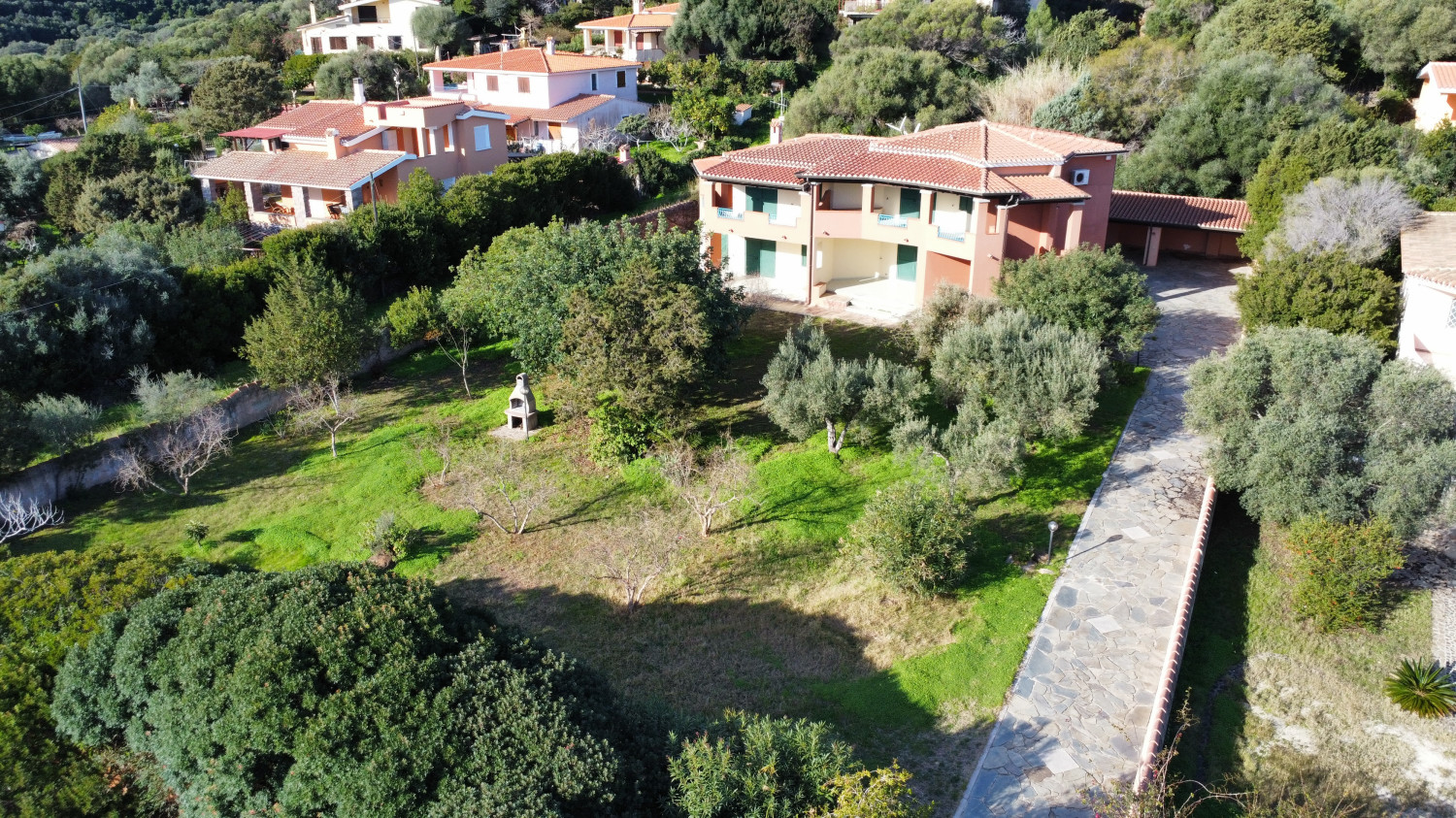 Villa with large garden a few steps from the beach