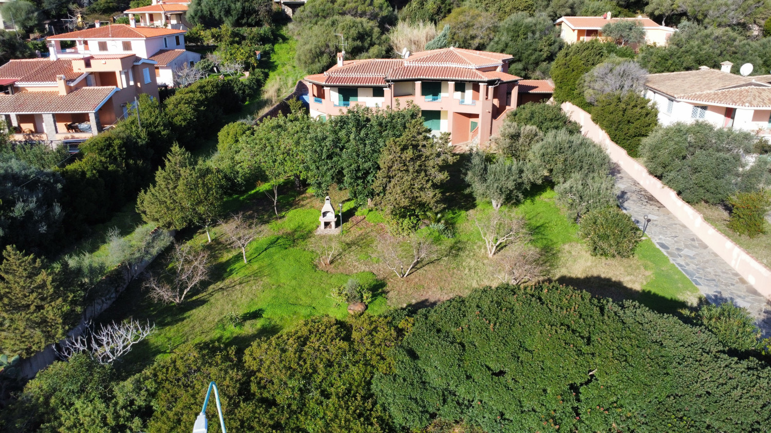 Villa with large garden a few steps from the beach