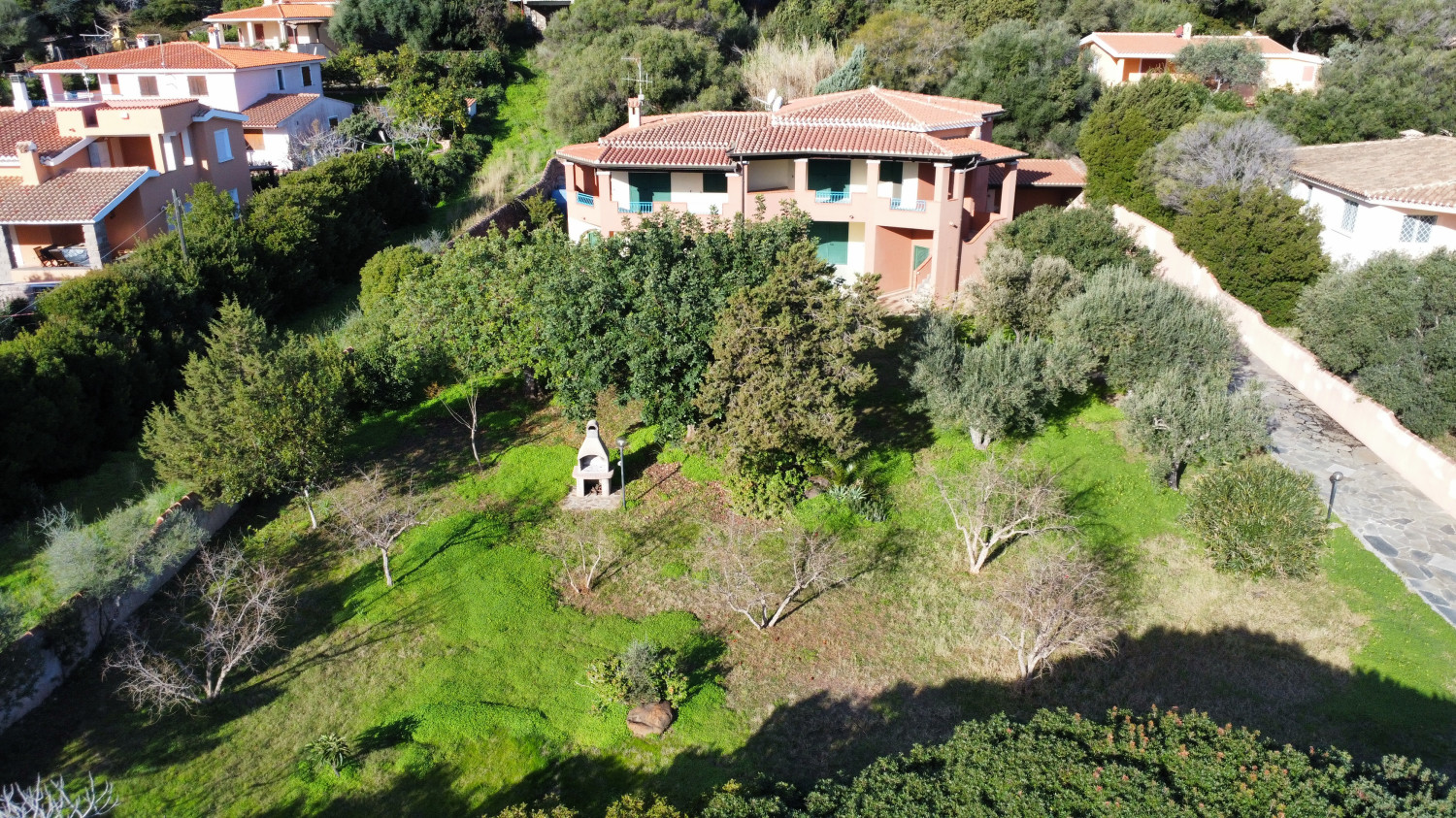Villa with large garden a few steps from the beach