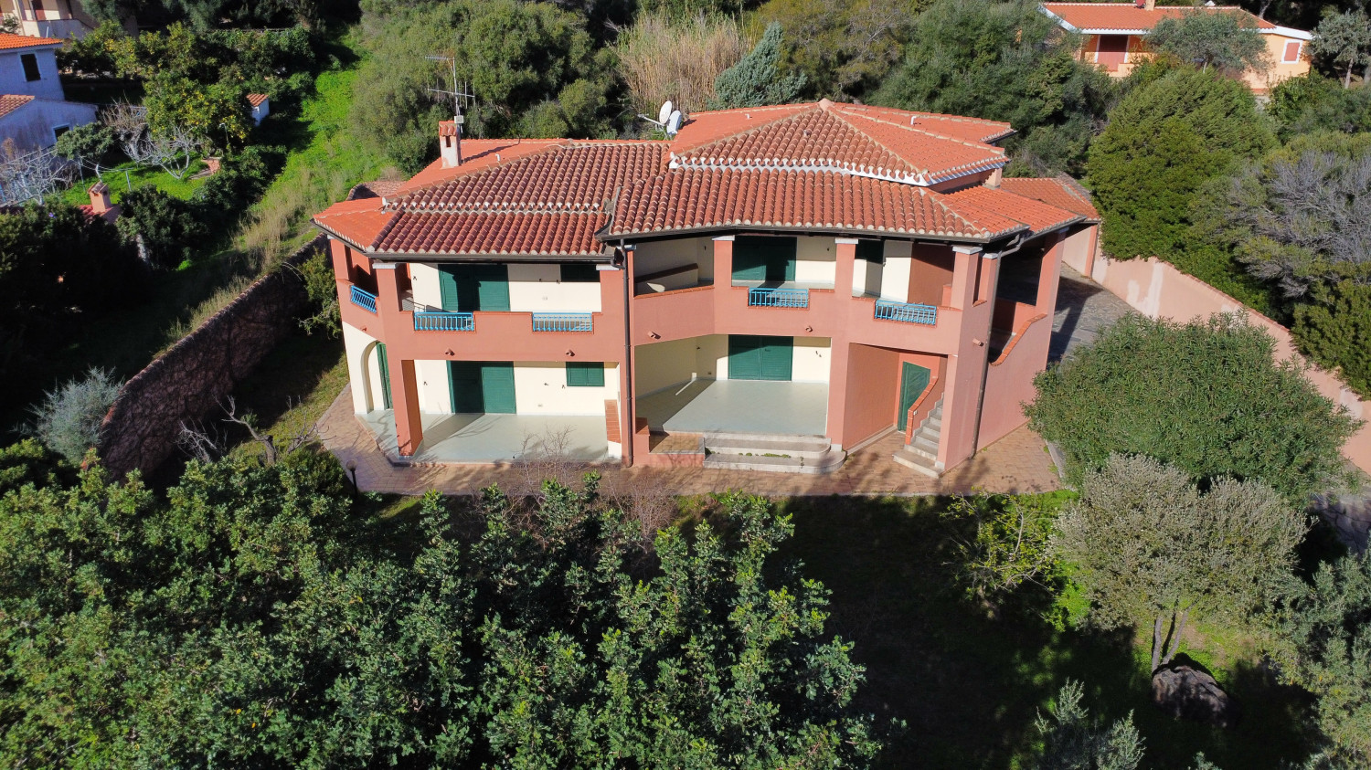Villa with large garden a few steps from the beach