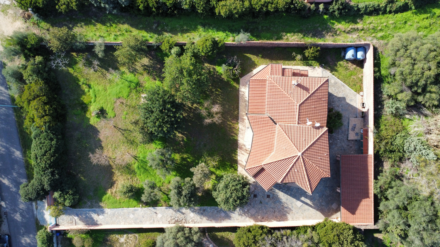 Villa with large garden a few steps from the beach