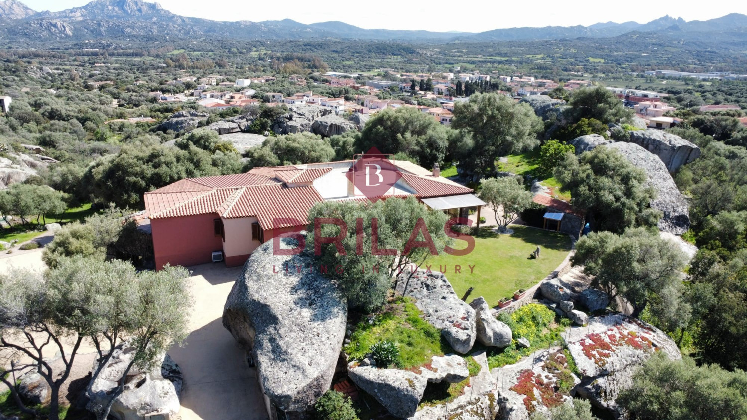 Arzachena: detached villa on one level with panoramic view