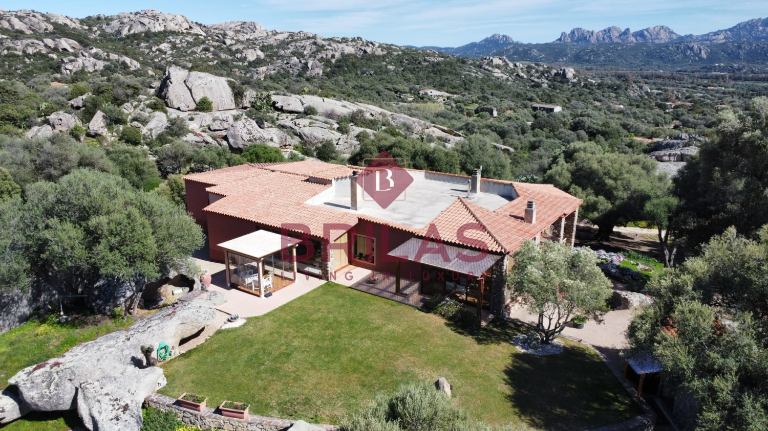 Arzachena: detached villa on one level with panoramic view