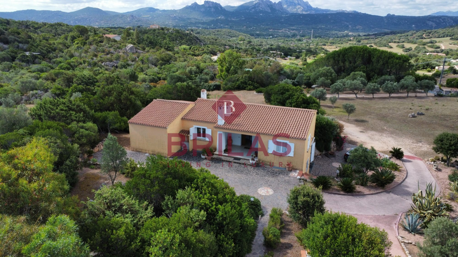 Villa in località La Mendula, Arzachena, con ampio terreno a pochi minuti dalle spiagge della Costa Smeralda