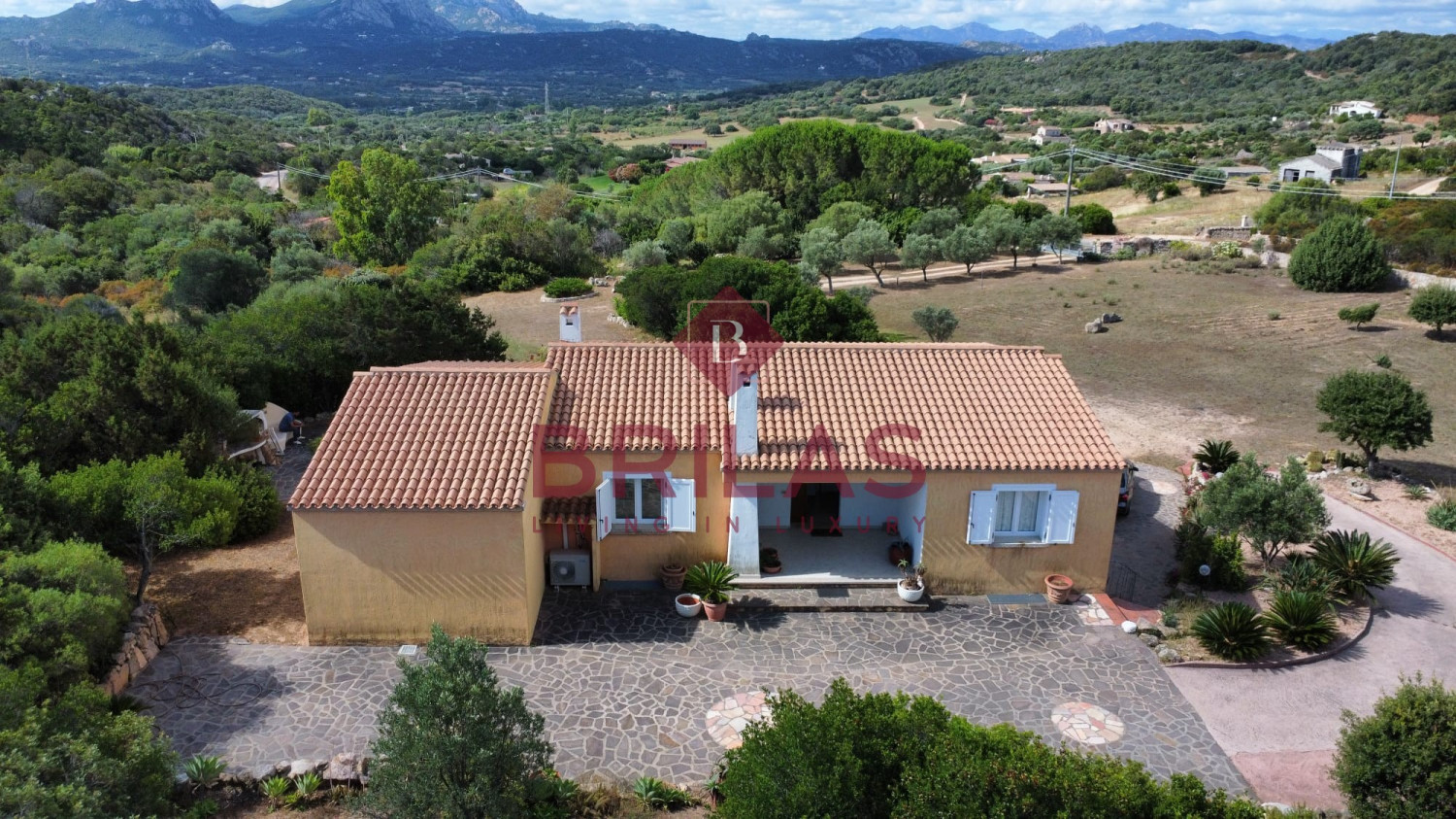 Villa in località La Mendula, Arzachena, con ampio terreno a pochi minuti dalle spiagge della Costa Smeralda
