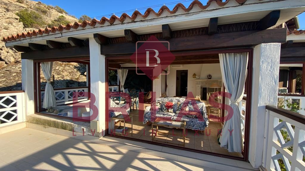 Villa surrounded by greenery with splendid sea views