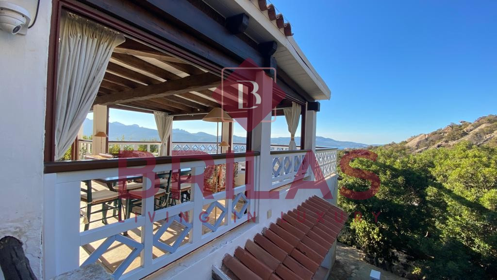 Villa surrounded by greenery with splendid sea views