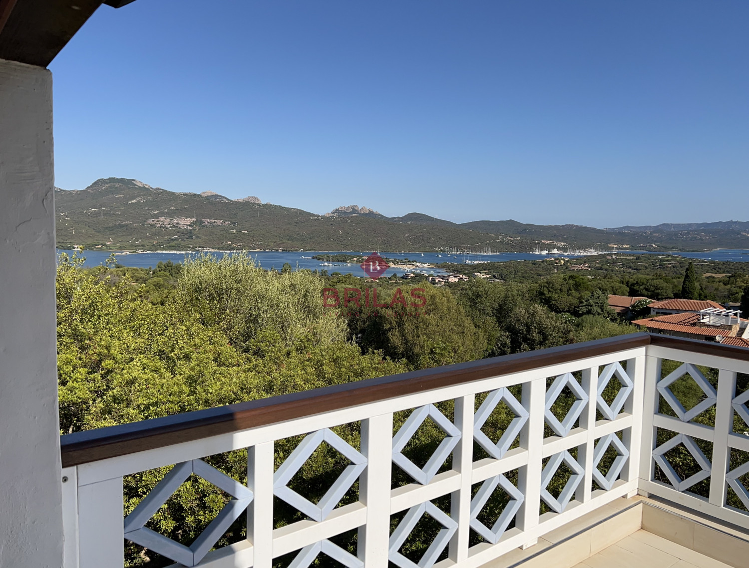 Villa surrounded by greenery with splendid sea views