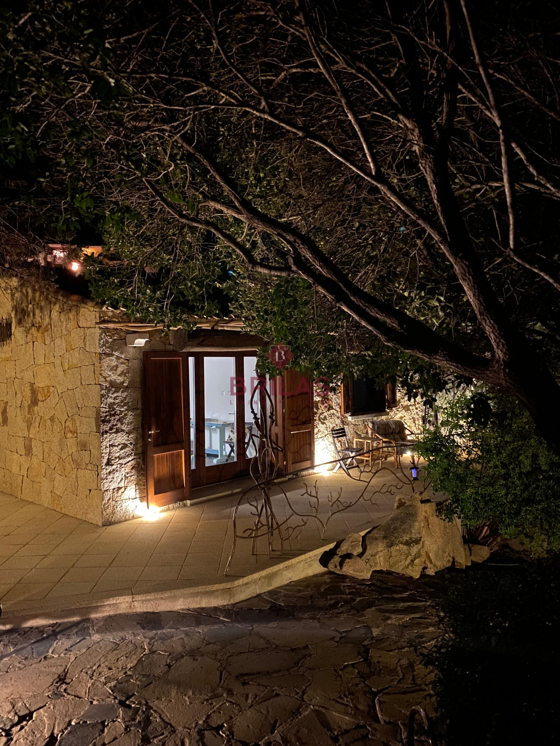 Villa surrounded by greenery with splendid sea views