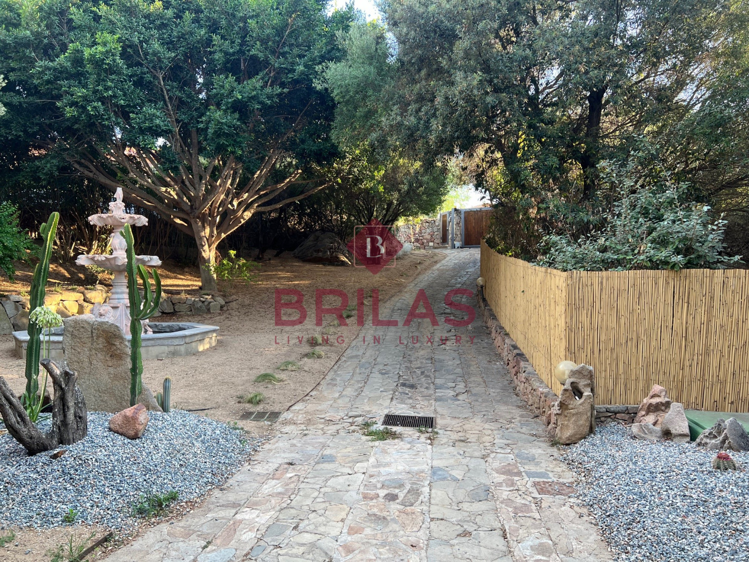 Villa surrounded by greenery with splendid sea views