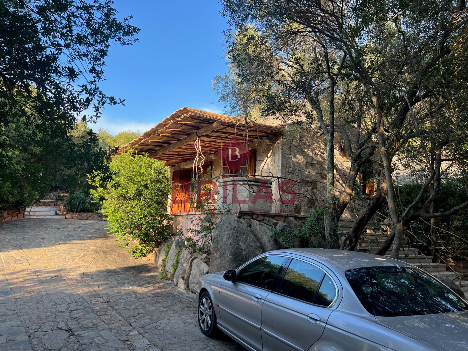 Villa surrounded by greenery with splendid sea views
