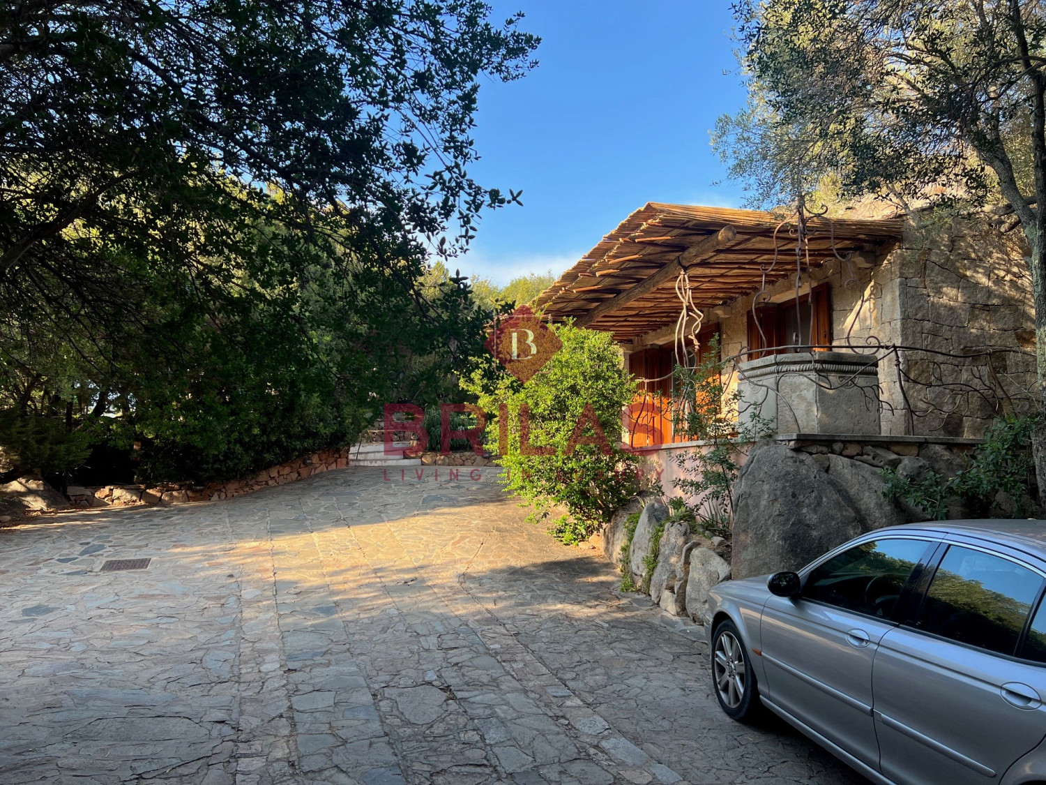 Villa surrounded by greenery with splendid sea views