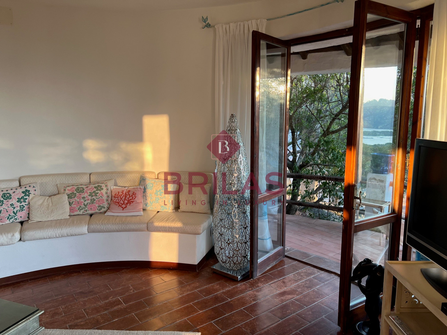 Villa surrounded by greenery with splendid sea views