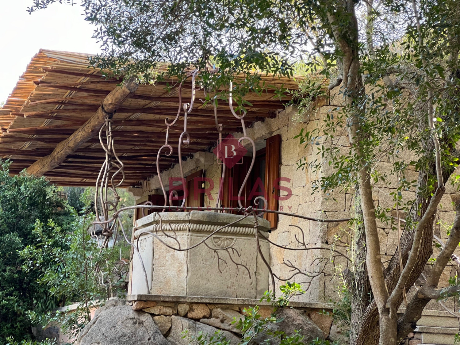 Villa surrounded by greenery with splendid sea views