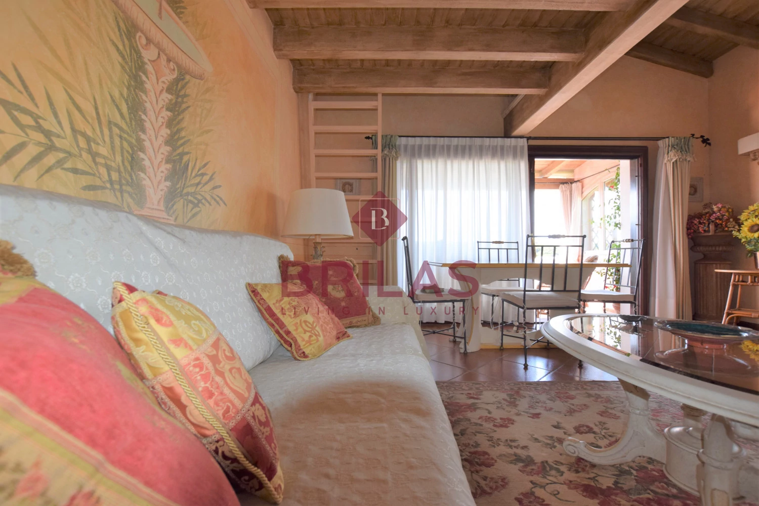 Elegant seaside apartment in Cala del Faro