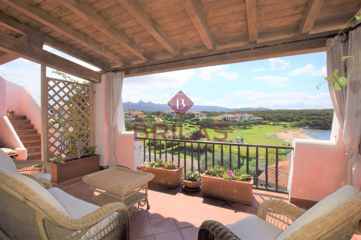 Elegant seaside apartment in Cala del Faro