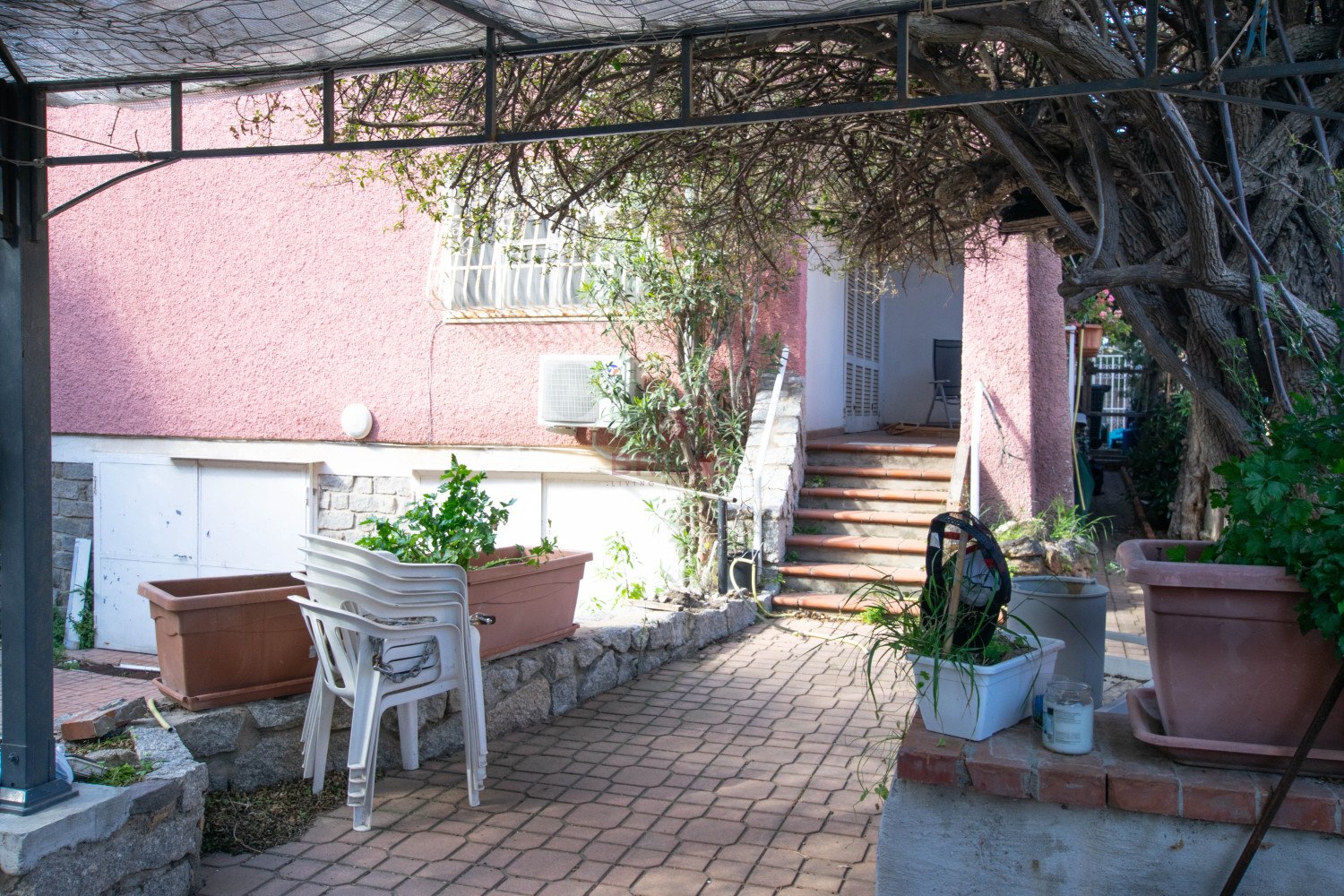 Golfo Aranci: Large villa to renovate between two beaches