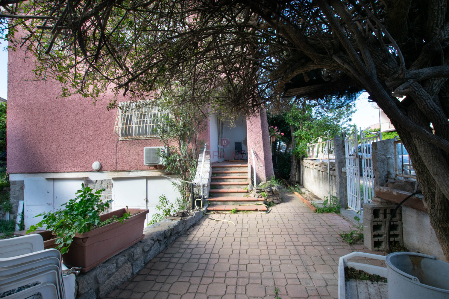 Golfo Aranci: Large villa to renovate between two beaches