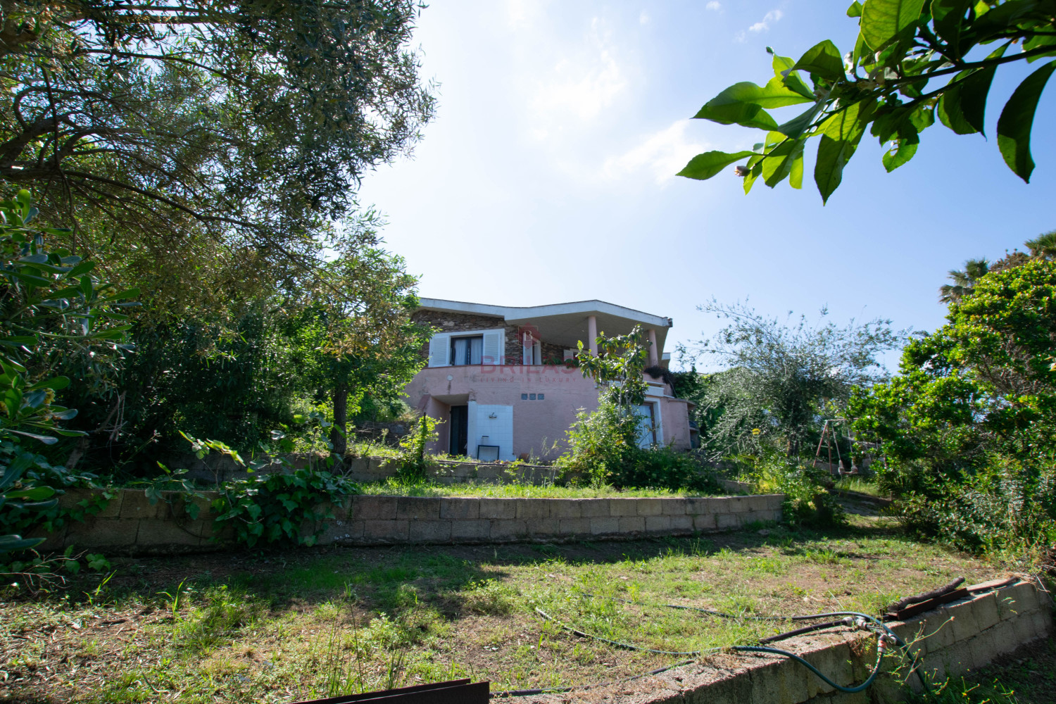 Villa Fronte Mare a Pittulongu (Olbia) - Ottima Posizione con Potenziale di Ristrutturazione