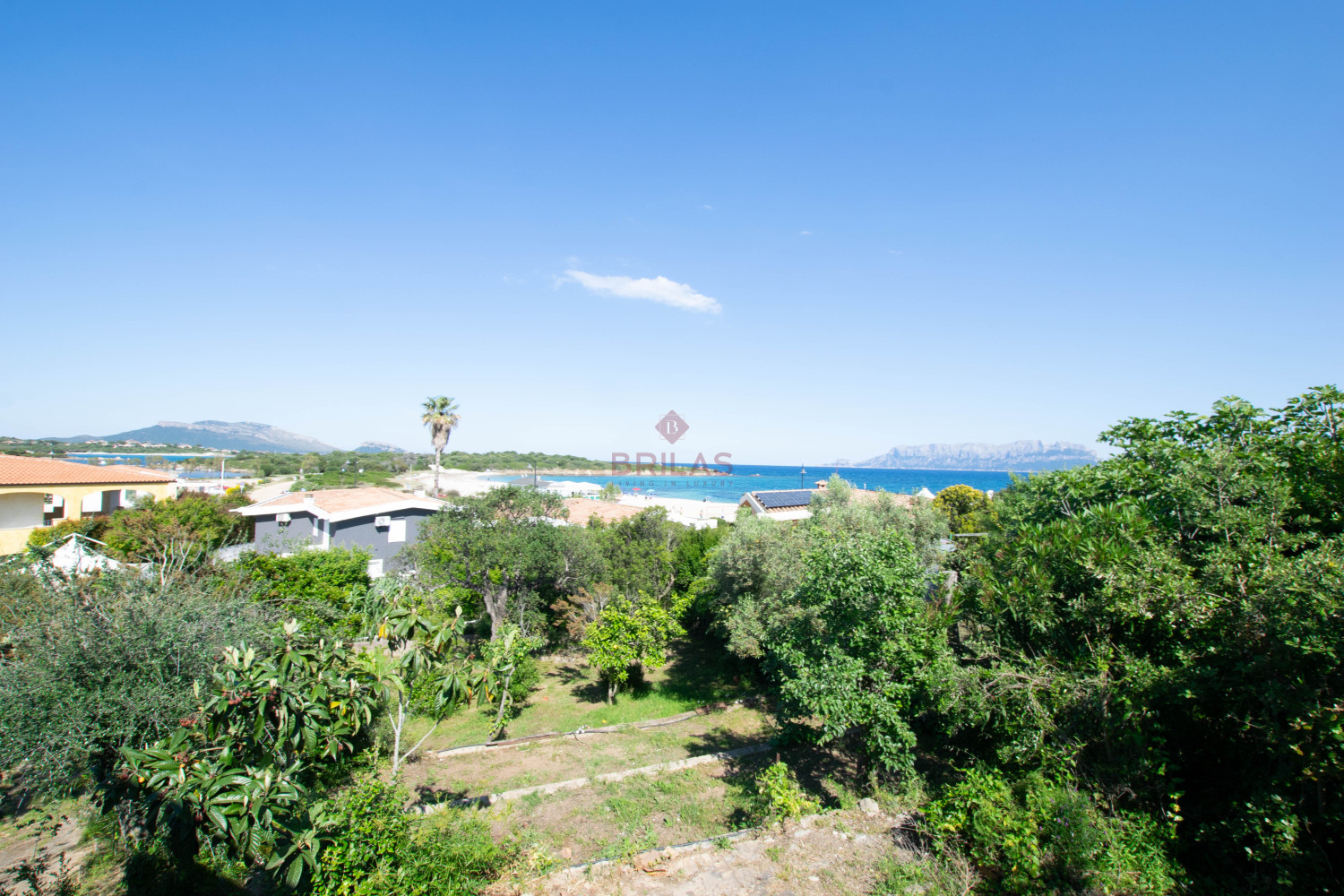 Villa Fronte Mare a Pittulongu (Olbia) - Ottima Posizione con Potenziale di Ristrutturazione