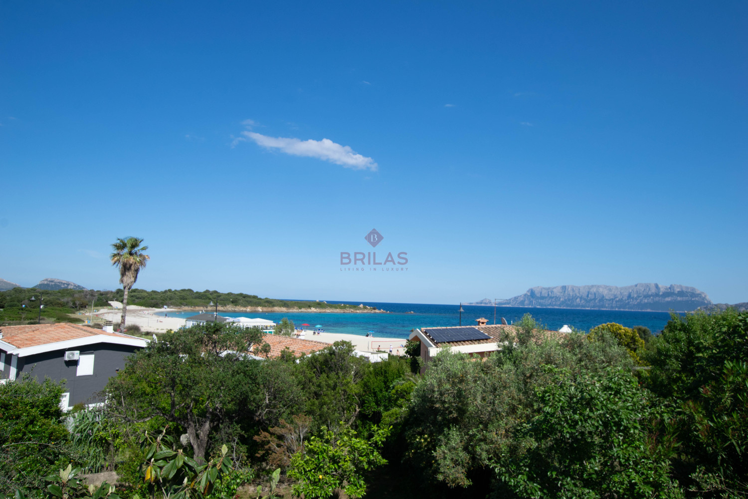 Villa Fronte Mare a Pittulongu (Olbia) - Ottima Posizione con Potenziale di Ristrutturazione