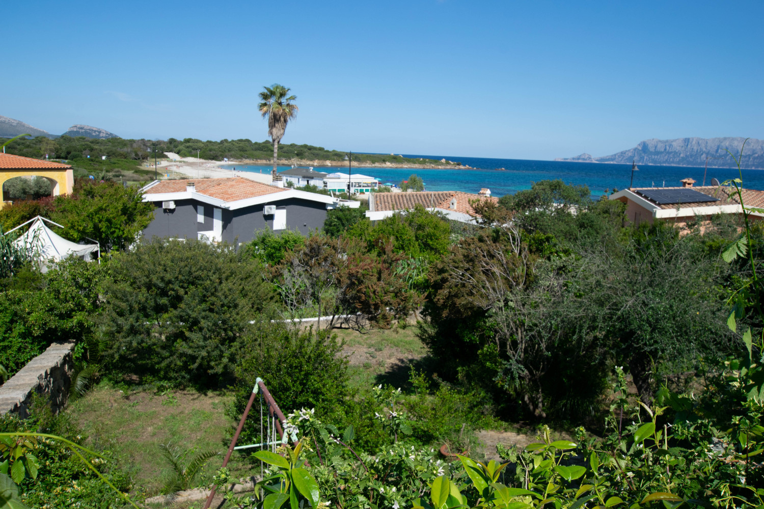 Villa Fronte Mare a Pittulongu (Olbia) - Ottima Posizione con Potenziale di Ristrutturazione