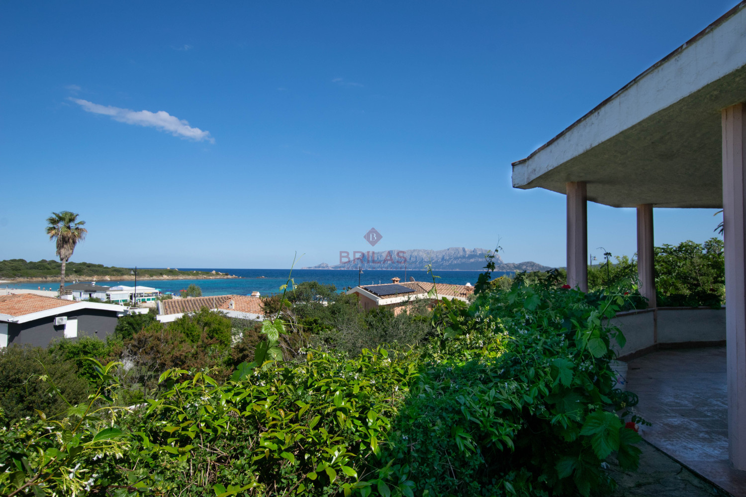 Villa Fronte Mare a Pittulongu (Olbia) - Ottima Posizione con Potenziale di Ristrutturazione