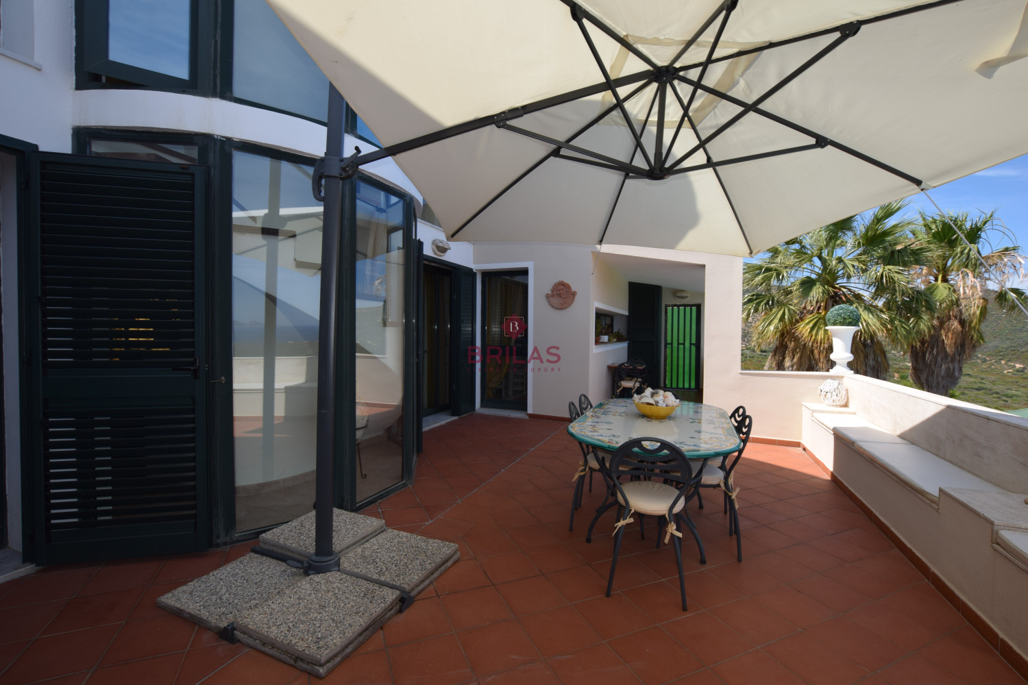 Seaview Villa with swimming pool in Suiles