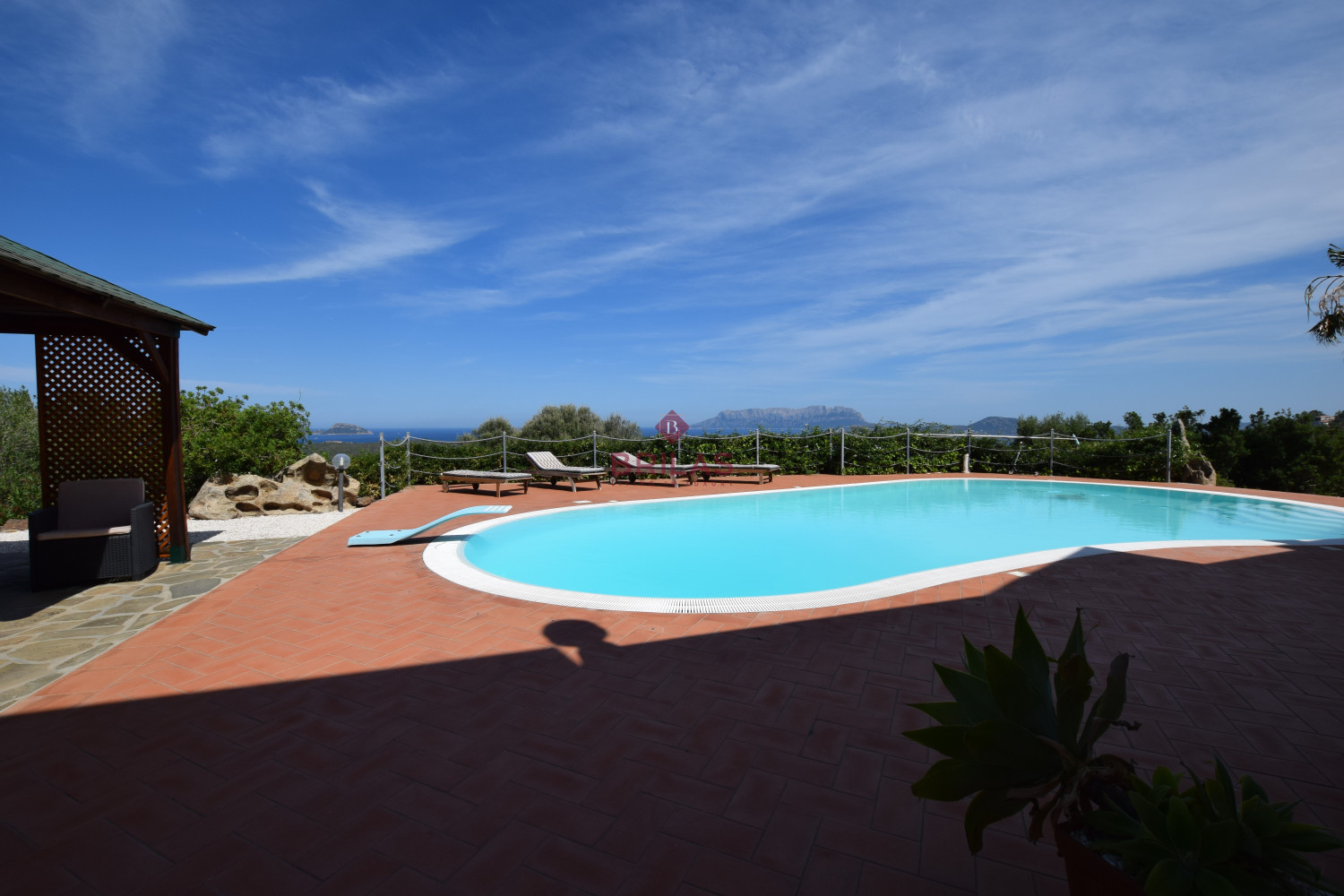 Seaview Villa with swimming pool in Suiles