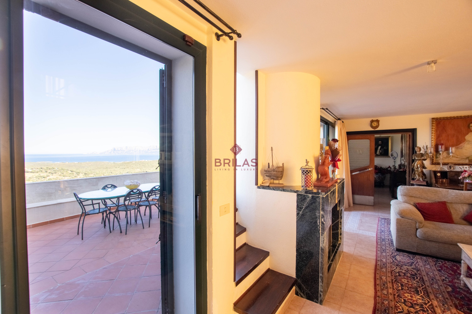 Seaview Villa with swimming pool in Suiles