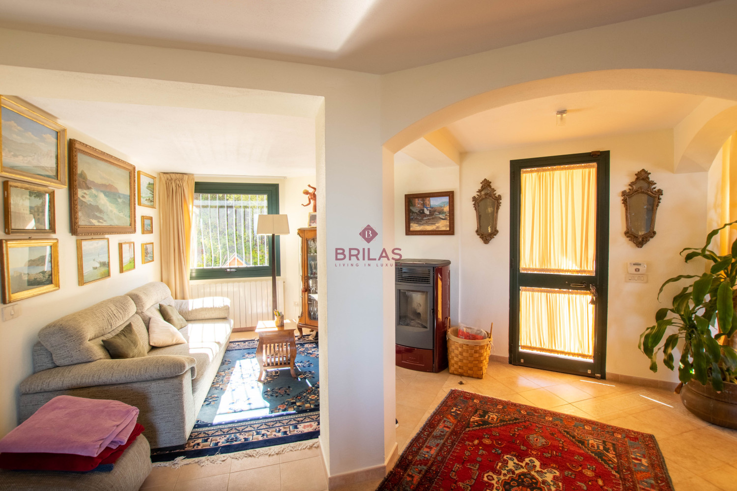 Seaview Villa with swimming pool in Suiles