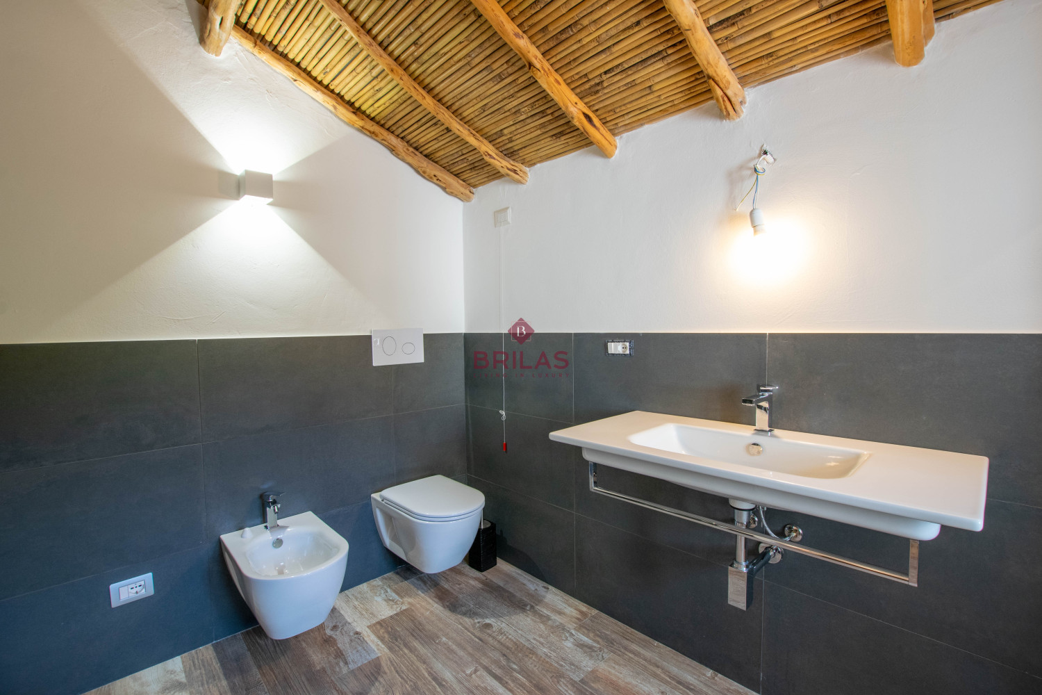 Prestigious Farm with Vineyard and Cork Oaks