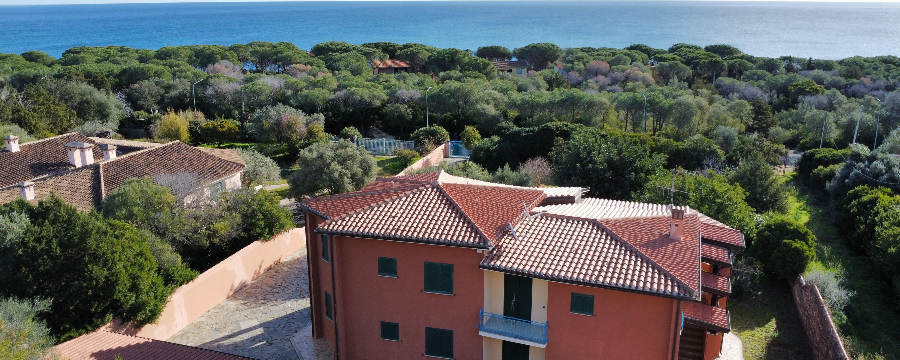 Villa with large garden a few steps from the beach