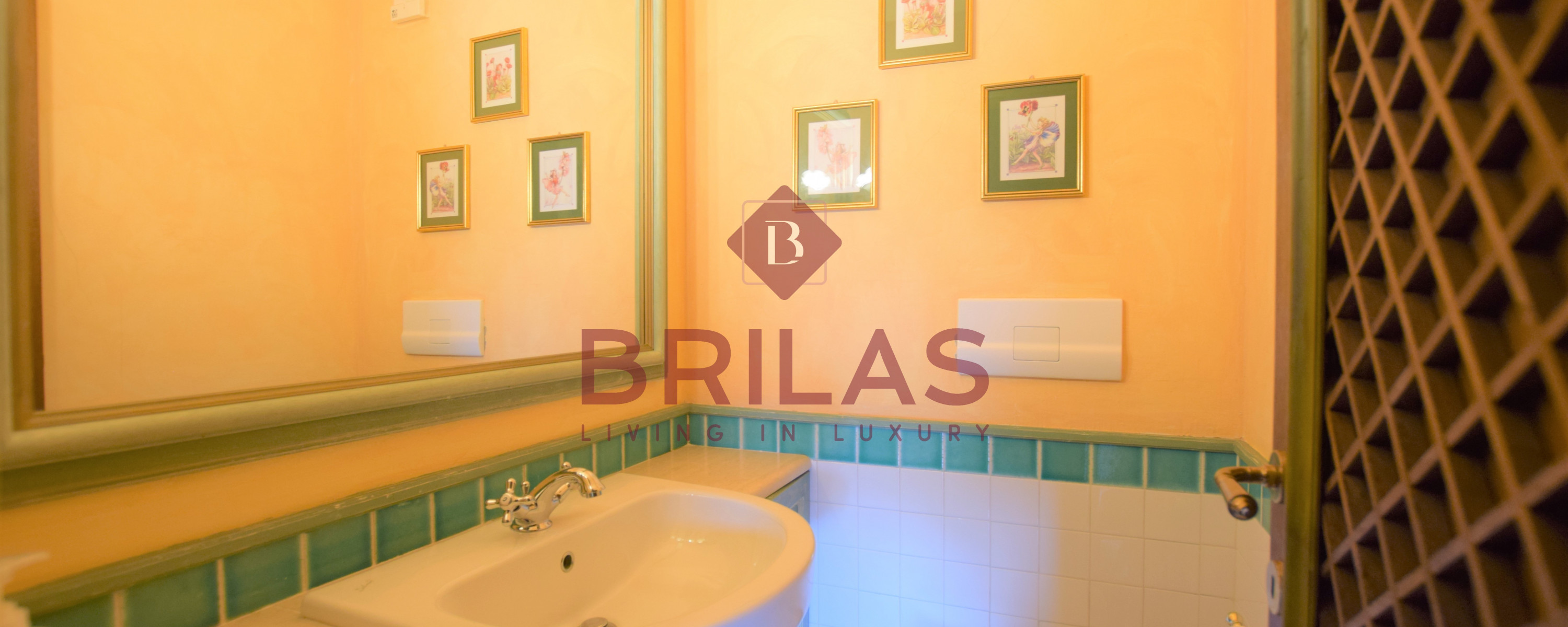 Elegant seaside apartment in Cala del Faro