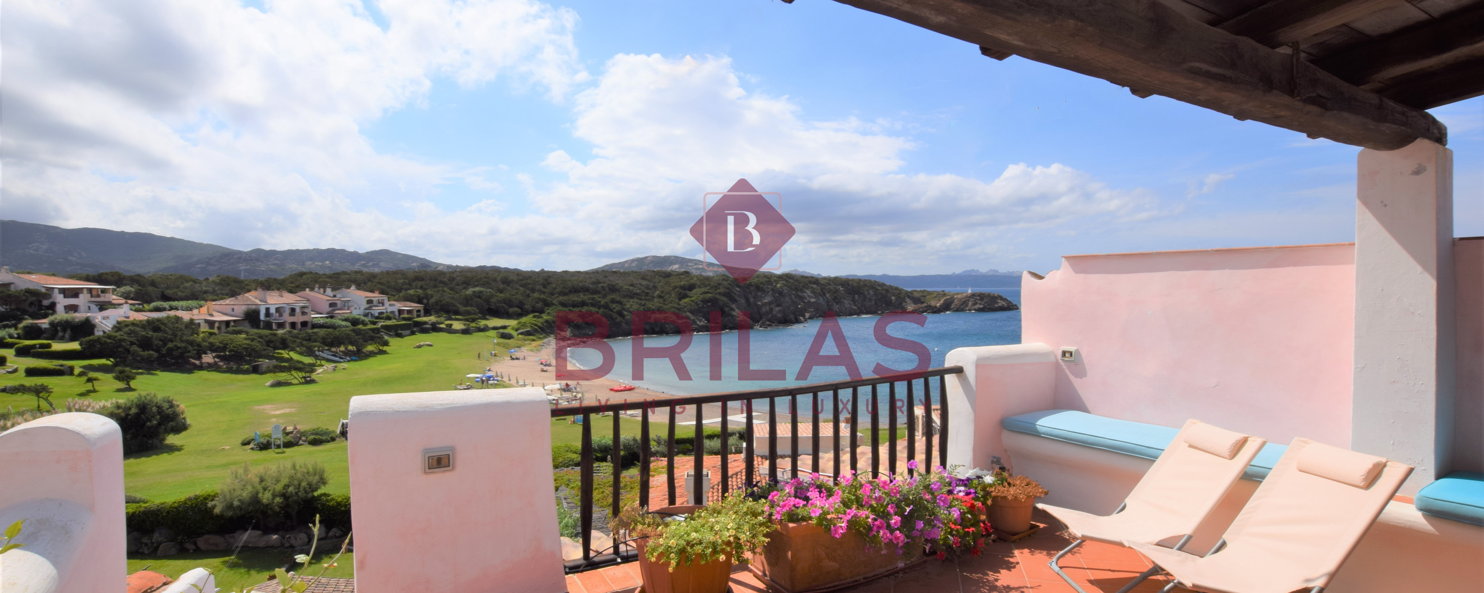 Elegant seaside apartment in Cala del Faro