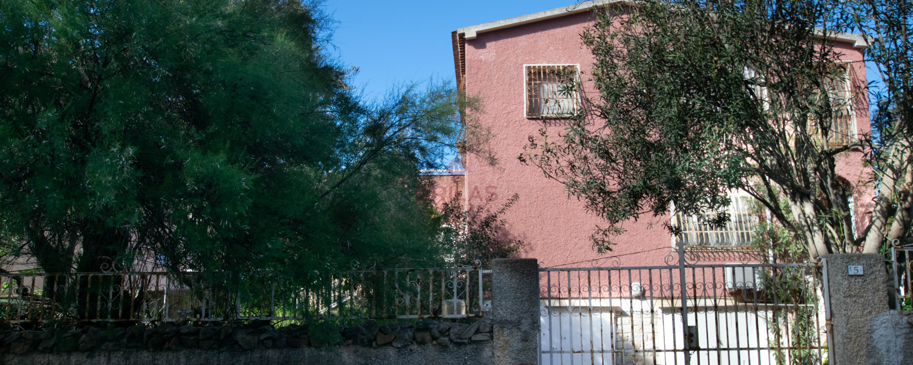 Golfo Aranci: Large villa to renovate between two beaches