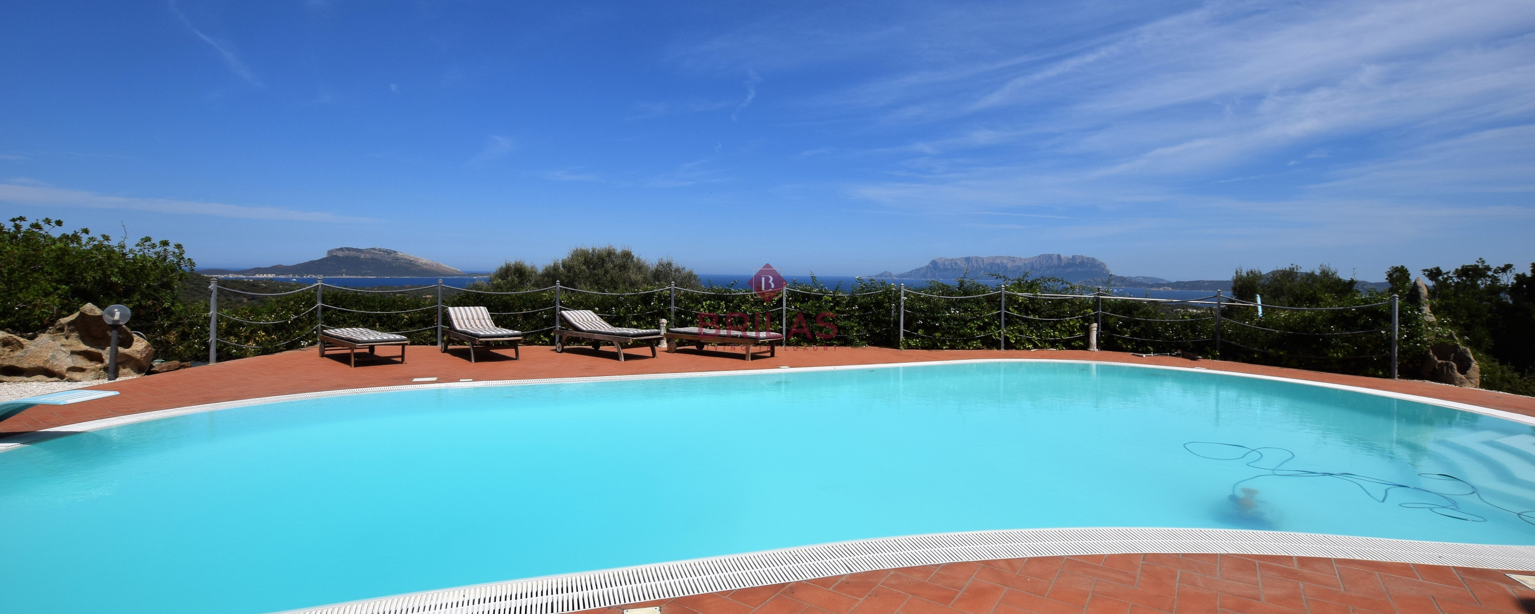 Seaview Villa with swimming pool in Suiles
