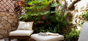 Pevero: panoramic apartment with garden
