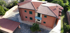 Villa with large garden a few steps from the beach