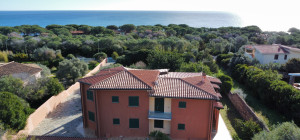 Villa with large garden a few steps from the beach