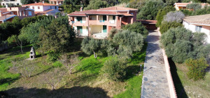 Villa with large garden a few steps from the beach