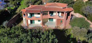 Villa with large garden a few steps from the beach