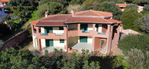 Villa with large garden a few steps from the beach